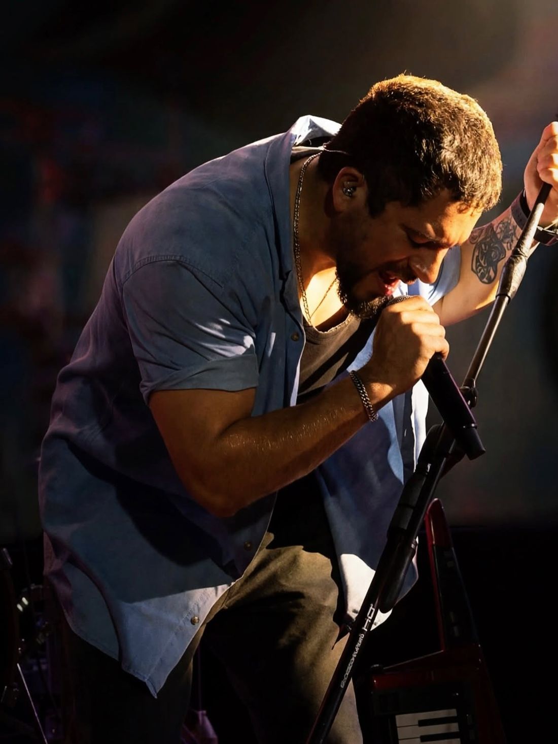 Cantante en concierto bajo luz cálida
