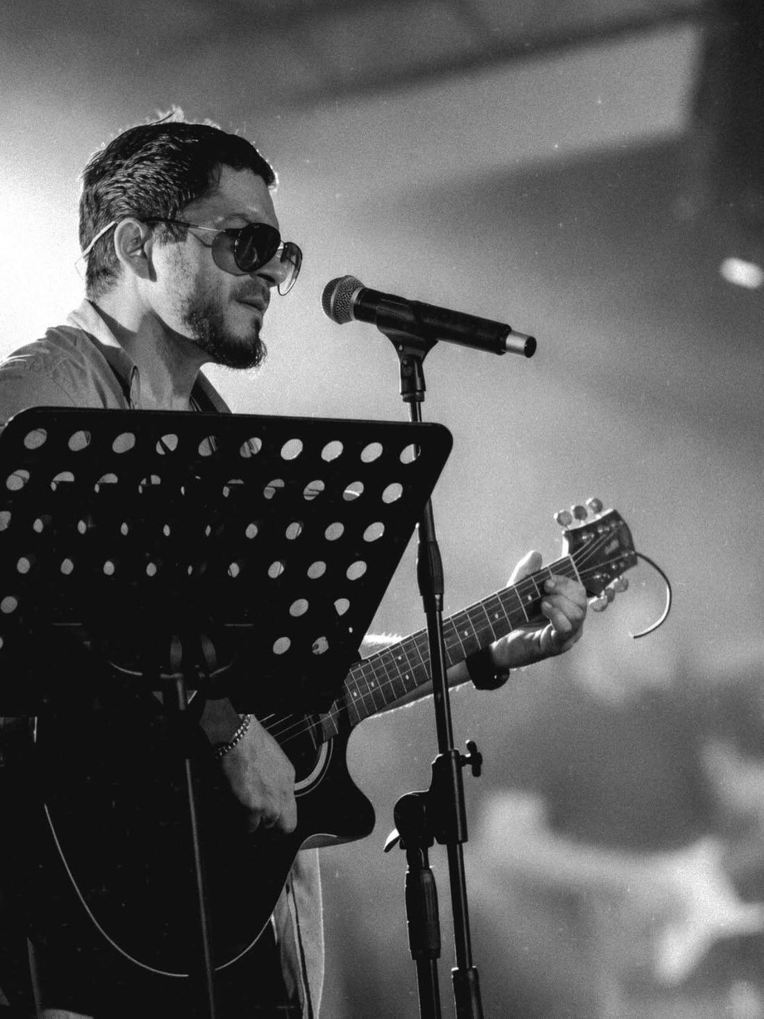Músico con guitarra en blanco y negro