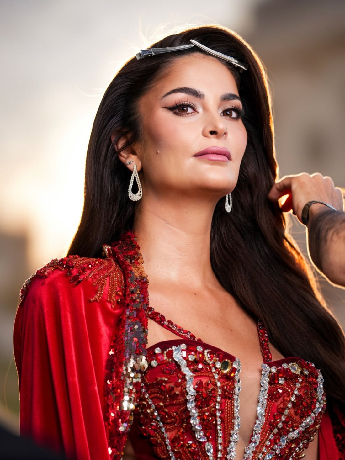 Retrato de modelo con vestido rojo al atardecer