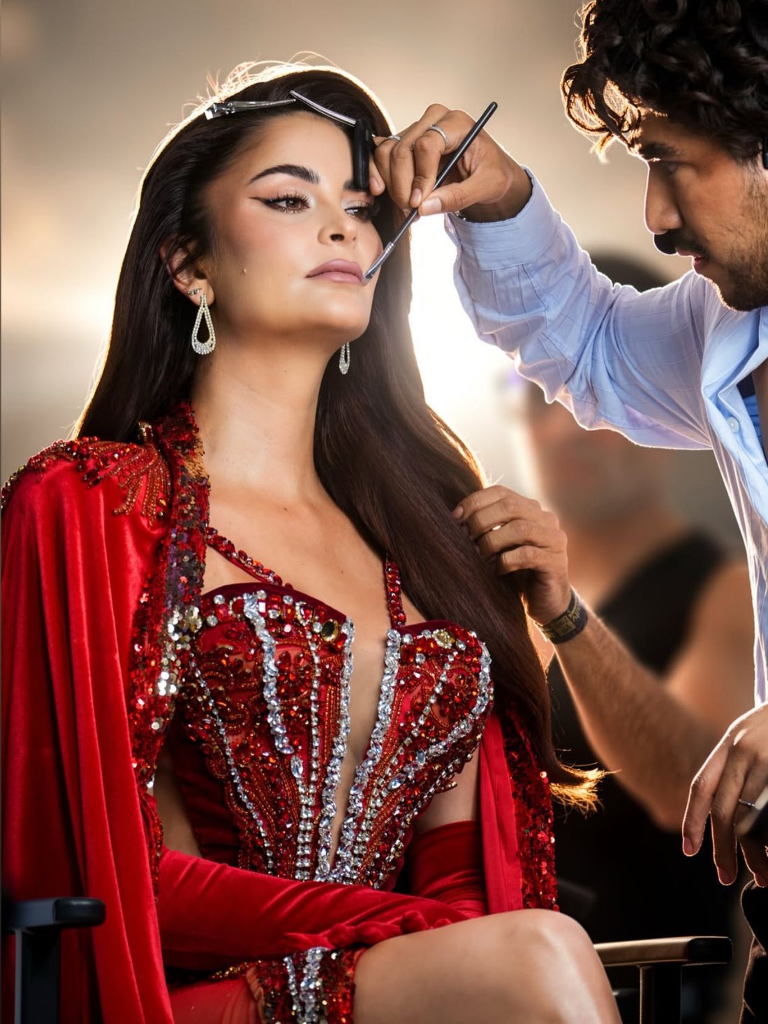 Maquillador trabajando con modelo en backstage