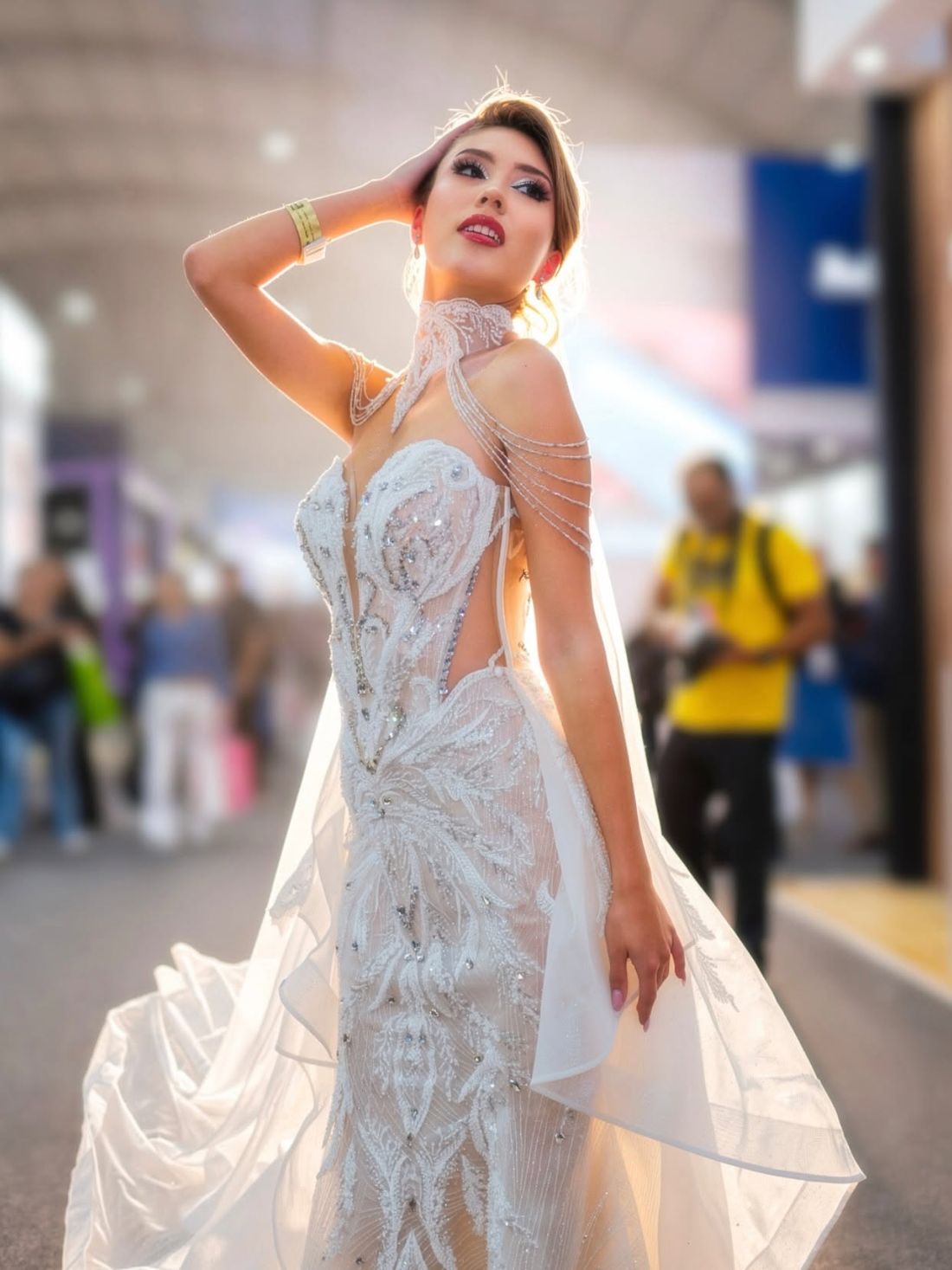 Modelo posando con vestido bordado a contraluz