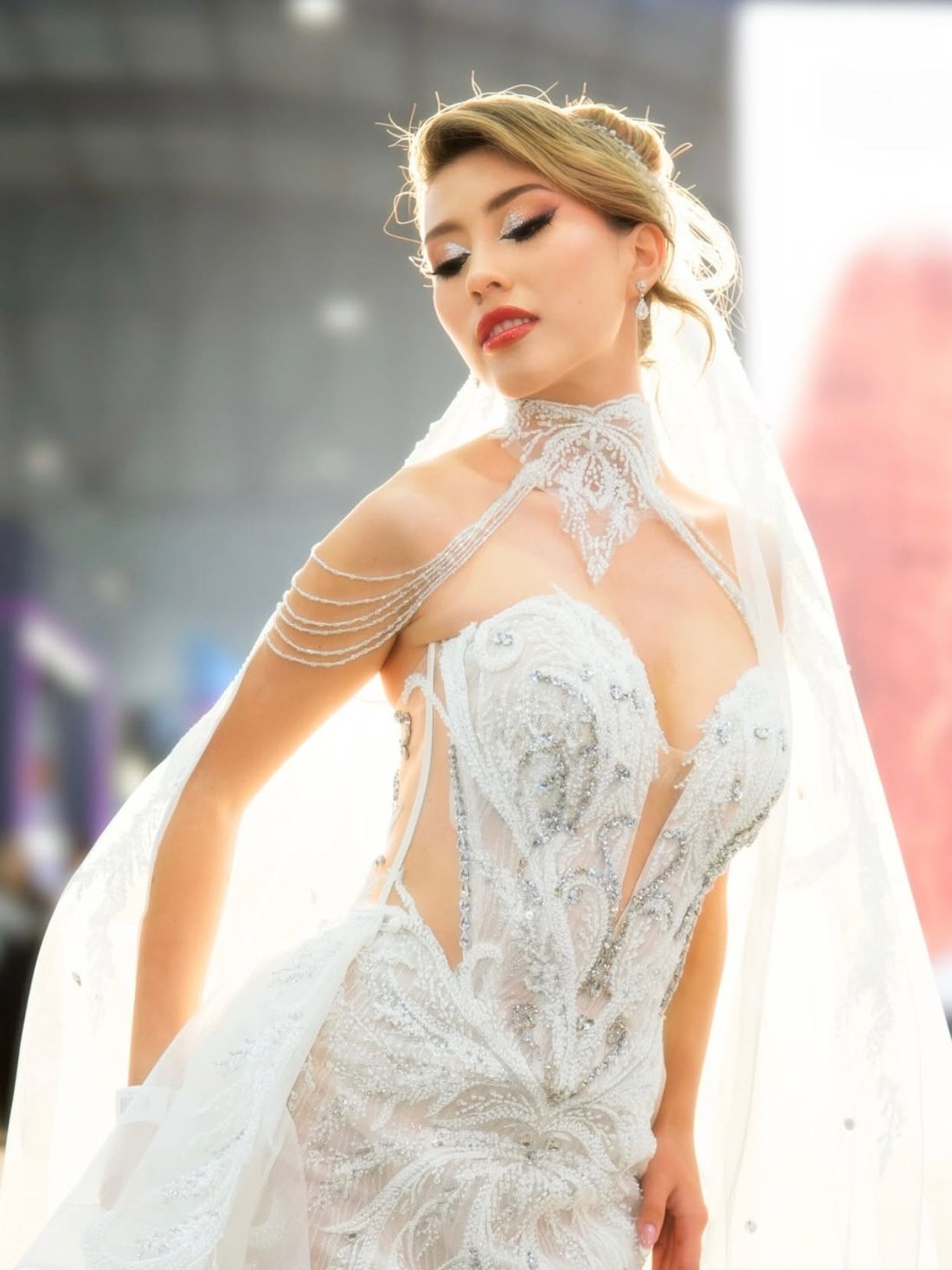 Modelo con vestido de novia en pasarela